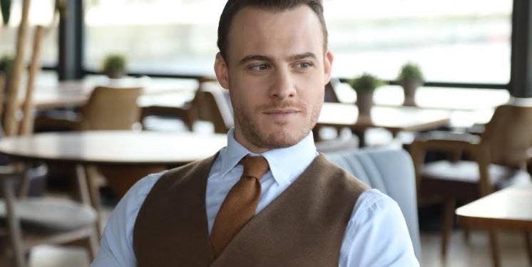 Kerem Bürsin herkese mütevazilik dersi veriyor, hayranlarının gözünde büyüyor!
